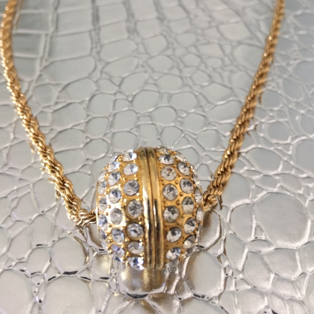 GOLD AND CRYSTAL LONG LENGTH LARGE GOLD AND CRYSTAL PENDANT NECKLACE WORE ONCE !